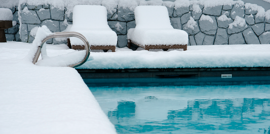 Fermer sa piscine pour l’hiver : La méthode simple et efficace