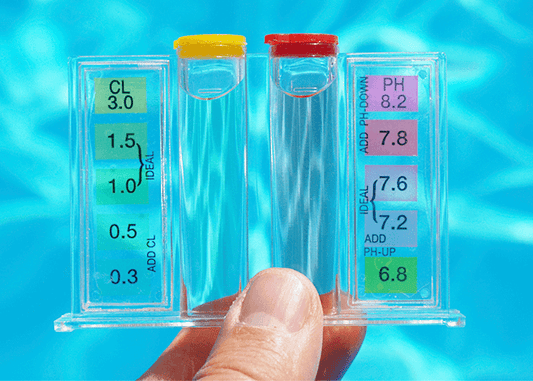 Comment tester l’eau de sa piscine ? (Et à quelle fréquence)