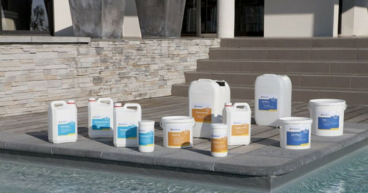 Quels produits pour traiter une piscine ? (Guide débutant)