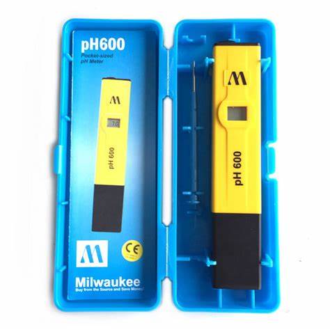 Testeur électronique du pH, pH-mètre portable pH600
Il mesure ( Plage : 0,0 à 14,0 pH) le pH de l'eau. Sous forme de stylo, facile d'utilisation, il permet une analyse rapide par lecture digitale.
Le PH600 est fourni dans un boite PVC avec un manuel d'utilisation et avec 3 piles boutons
- Dimensions : 150mm x 30mm x 24mm
- 700 heures Autonomie de la batterie