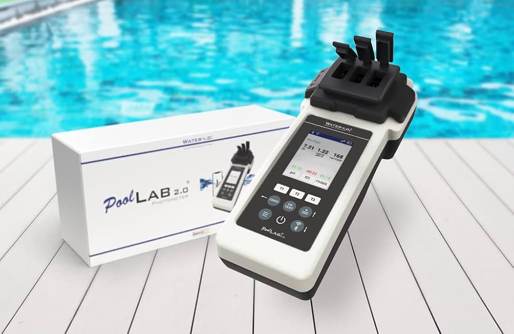 Photomètre digital PoolLab 2.0 avec écran couleur, trois cuves d’analyse.
